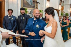 Gli sposi si sorridono durante la cerimonia