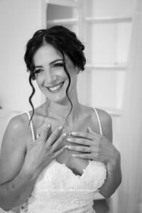 Ritratto in bianco e nero della sposa sorridente