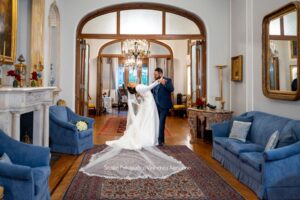 Gli sposi danzano in una sala elegante