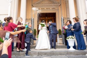 Gli invitati lanciano il riso agli sposi all’uscita della chiesa