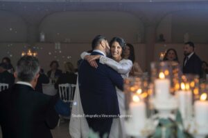Gli sposi ballano durante il ricevimento a lume di candela